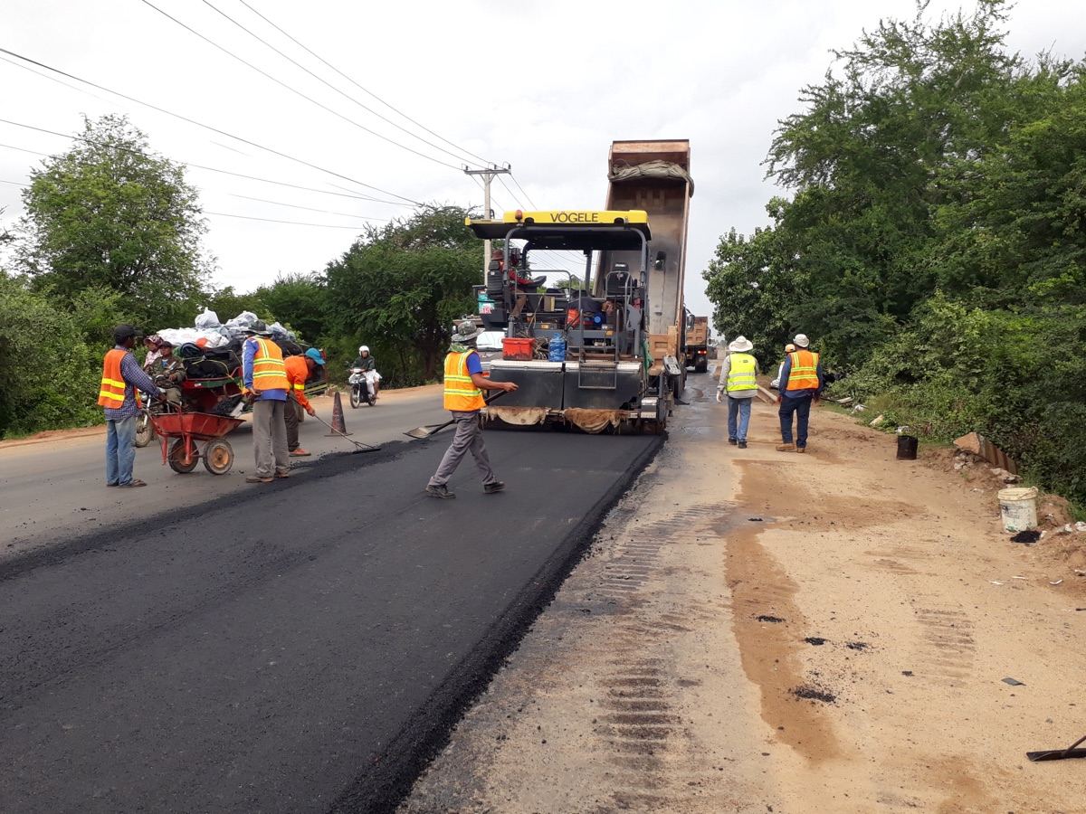 MATLAB engineers checking asphalt paving on a rural road