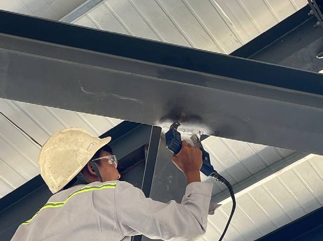 Magnetic particle testing of a structural steel weld