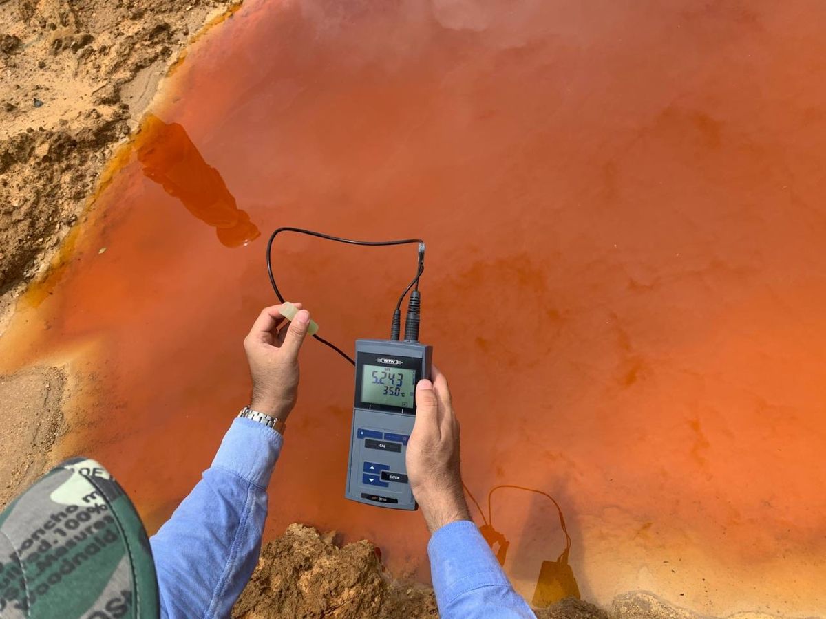 Measuring water quality with a field meter